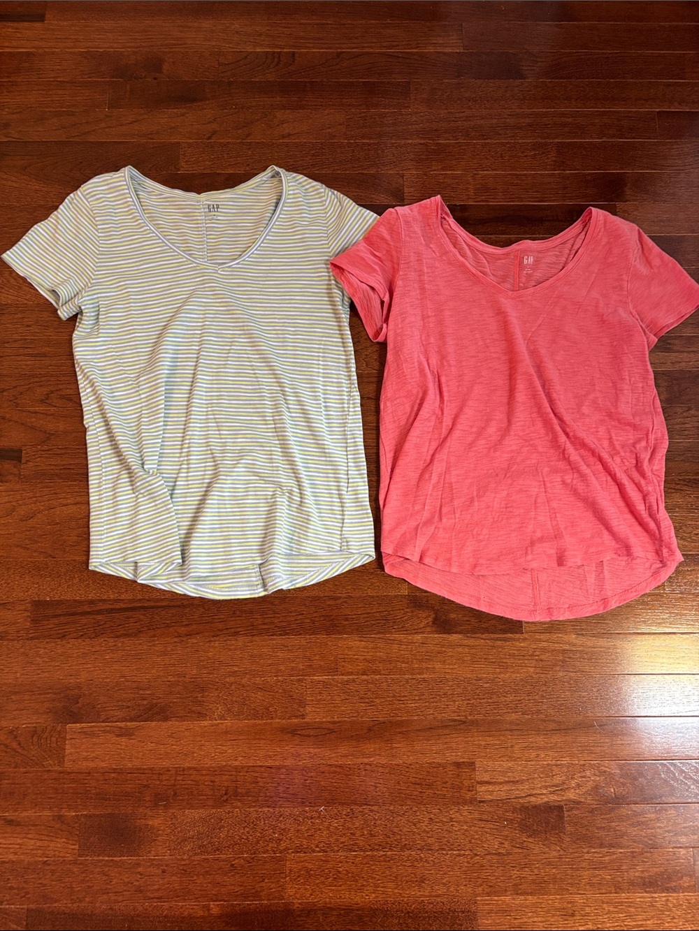 Lot of 2 Women’s GAP Lightweight V-Neck Tees Size medium
